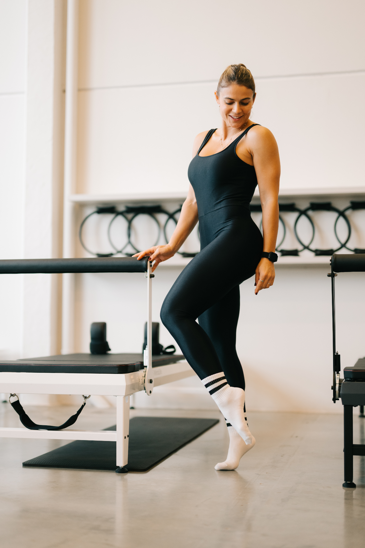 Aluna Mood Pilates ao lado do reformer