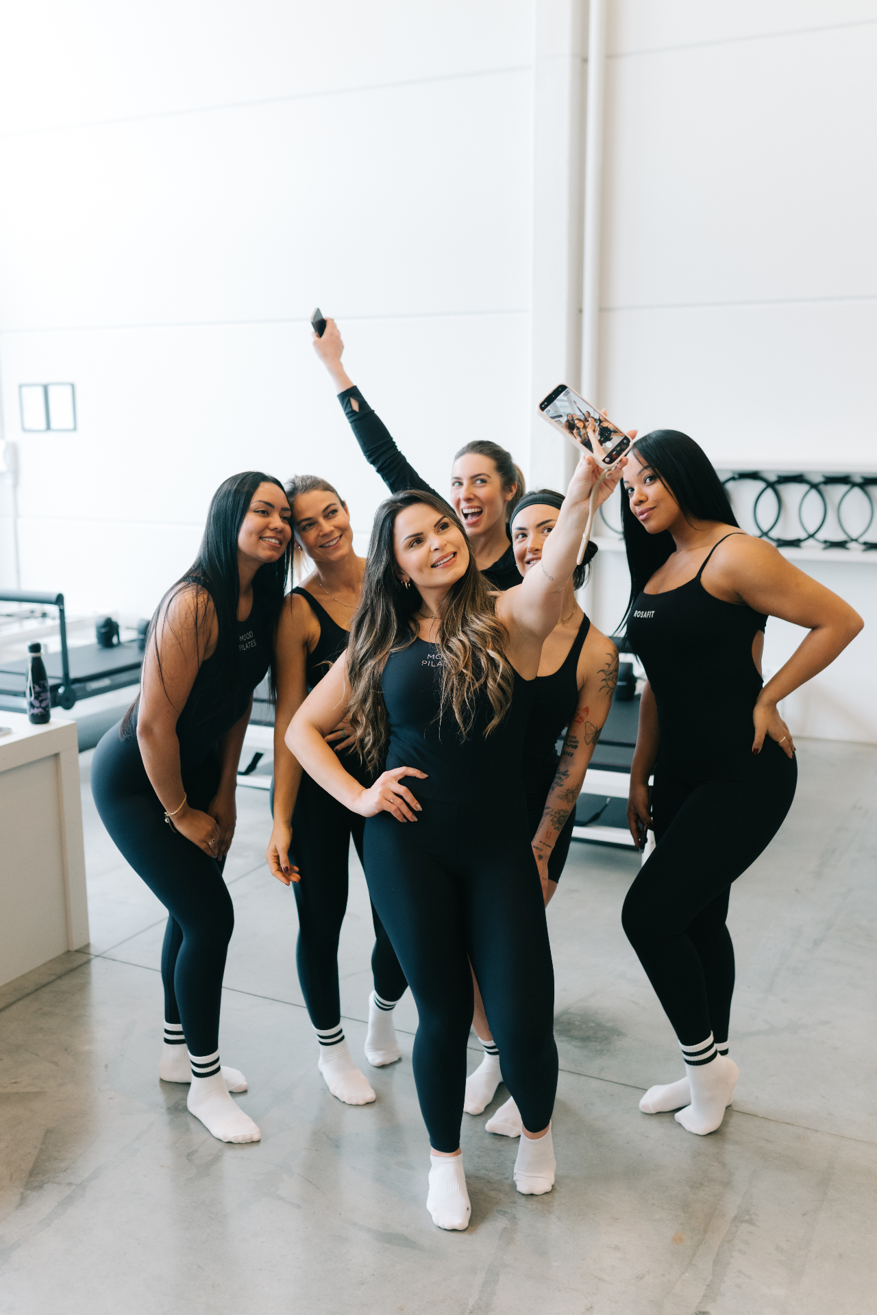 Mulheres praticando Reformer Pilates no estúdio Mood em Pelotas